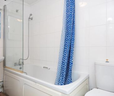 3 bedroom end of terrace house to rent - Photo 2