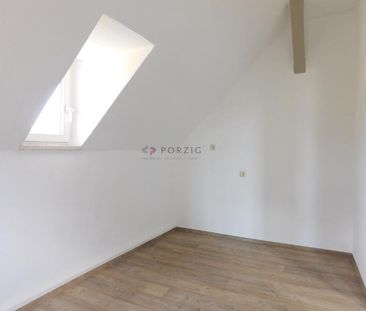 Großzügige Dachgeschossperle mit 3 Zimmern & Einbauküche! - Photo 2