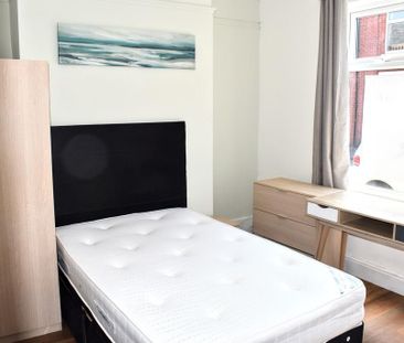 4 bedroom terraced house to rent - Photo 6