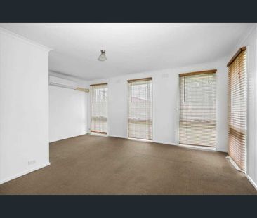 Spacious Family Living with Retro Charm and Modern Comfort - Photo 5