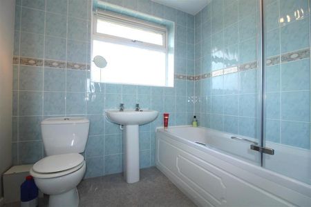 Lillibrooke Crescent, Maidenhead - Photo 3