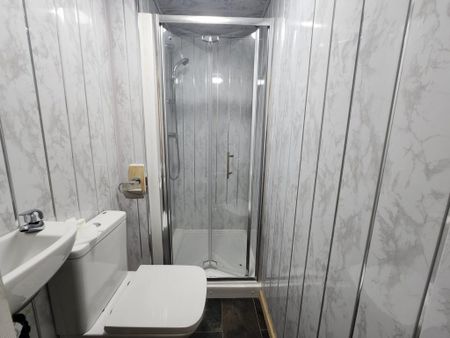 1 bedroom in a house share to rent - Photo 5