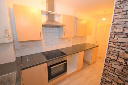 4 bedroom semi-detached house to rent - Photo 3