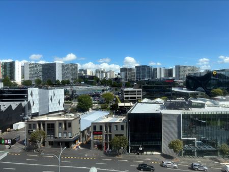 Step out to Victoria Park and the Viaduct. - Photo 3