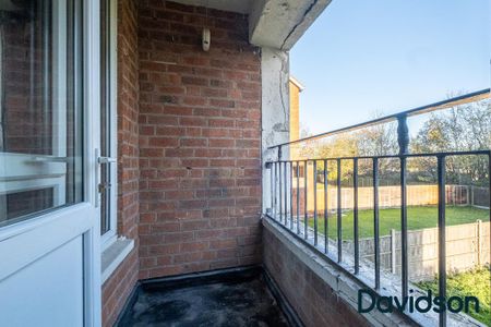 3 bedroom flat to rent - Photo 4