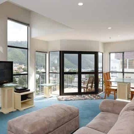 Available now 2BR Penthouse Central Welly Apt! - Photo 1