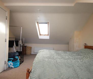 ***THREE SHARERS WELCOME*** A well-maintained three-bedroom terrace... - Photo 6