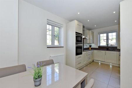 4 bedroom semi-detached house to rent - Photo 4