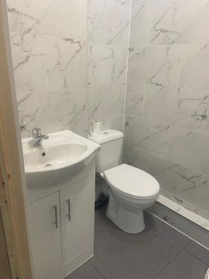 Self contained Compact studio flat close to chadwel heath station-1050 pcm - Photo 1