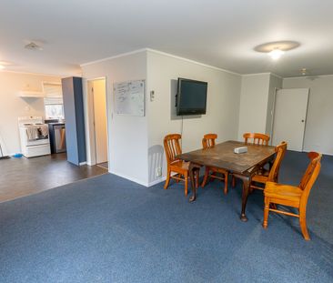 Spacious 5-Bedroom Flat – Prime Location. - Photo 3