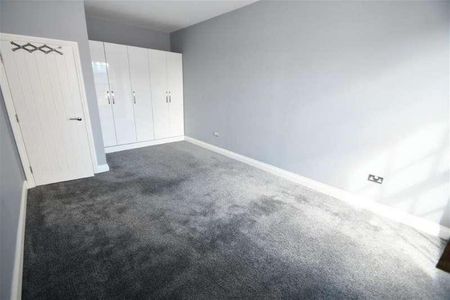 Bedroom Top Floor Apartment In Midhurst, GU29 - Photo 4