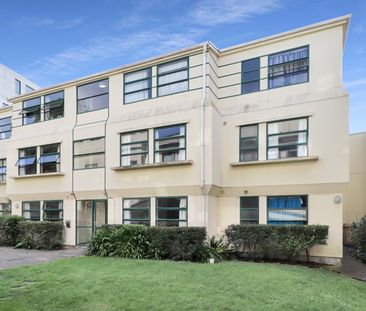 5 BEDROOM LIVING! - Photo 2