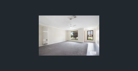 Spacious Townhouse in a Peaceful Cul-de-Sac - Photo 5