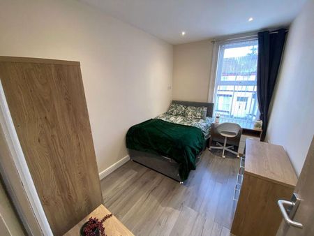 8 bedroom terraced house to rent - Photo 2