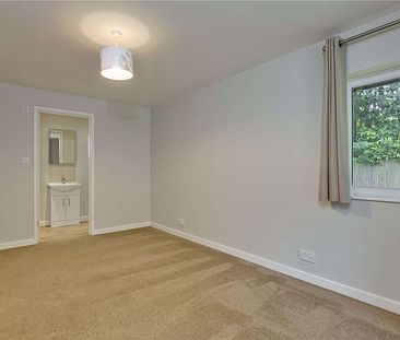 A fantastic four bedroom cottage in one of Farnham's prime locations. - Photo 5