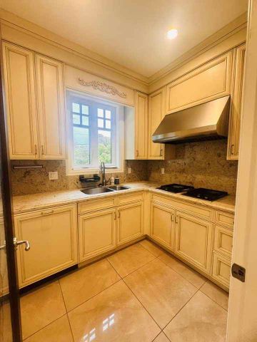4000 College Highroad apartment — Vancouver, BC (5-Bedroom) - 5 Bedroom - Photo 4