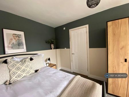 1 bedroom in a house share to rent - Photo 4