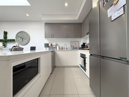 TOP FLOOR TWO BEDROOM APARTMENT IN BELMORE ! - Photo 5
