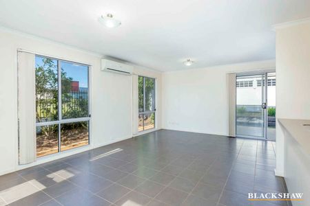 Three bedroom townhouse in perfect location - Photo 3