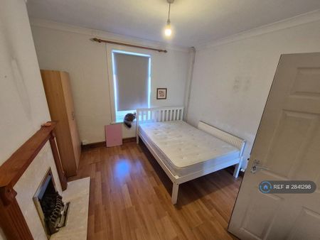 1 bedroom in a house share to rent - Photo 4