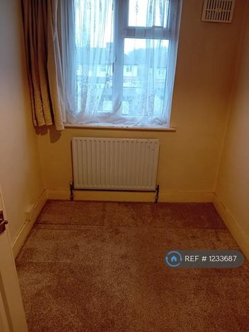 3 bedroom terraced house to rent - Photo 3