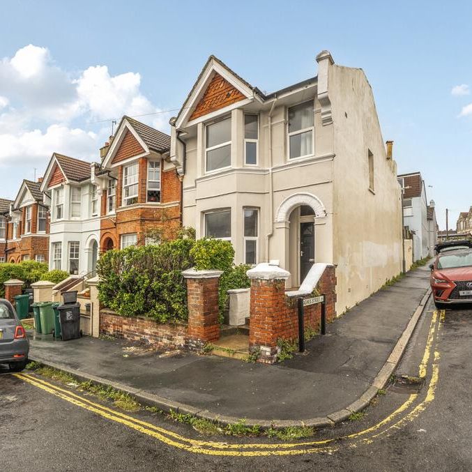 4 bedroom end of terrace house to rent - Photo 1