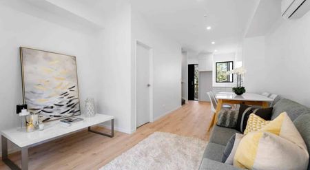 Bright, Stylish Living Near WestCity Mall - Photo 4