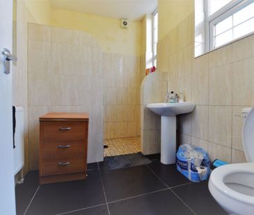 2 bedroom Flat in 14 Ragland Road, Leeds - Photo 1