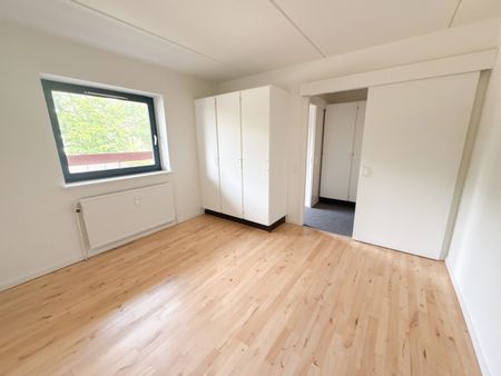 Lys og hyggelig 2-værelses lejlighed med terrasse - Foto 2