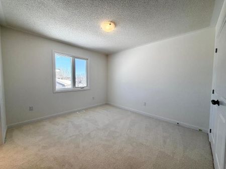 For Lease - 28 Royal Oak Crescent, Loyalist, Ontario - Photo 5