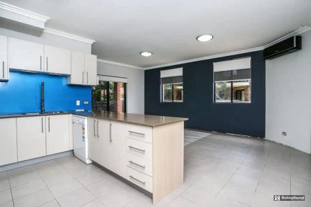 “Pet Friendly Unit with Large Courtyard” - Photo 5