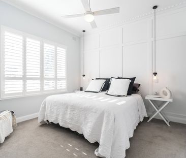 Stylishly Renovated Fully Furnished Cottage in Prime Location - Photo 2