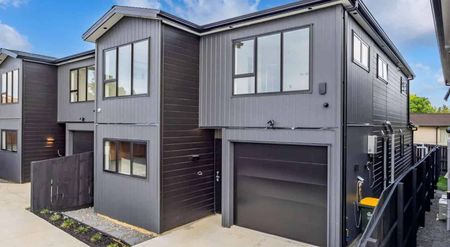 Spacious Family Living in Pakuranga Heights - Photo 3