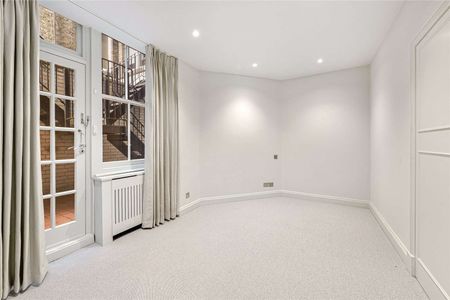 Meticulously refurbished three bedroom duplex apartment on the highly sought after Cadogan Square. - Photo 5