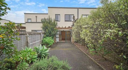 Private and spacious 3-Bedroom Townhouse in Te Atatū Peninsula - Photo 4