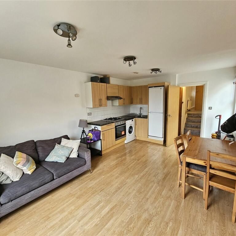 3 Bed Flat, Heyford Terrace, SW8 - Photo 1