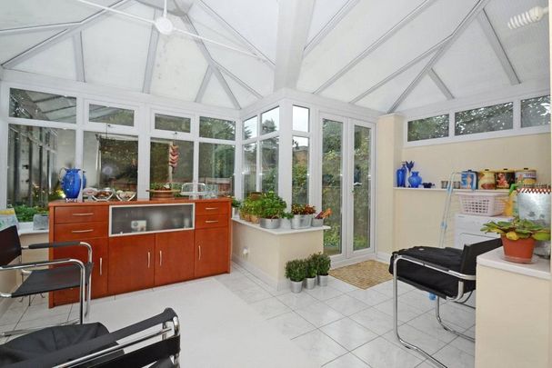 4 bedroom end of terrace house to rent - Photo 1