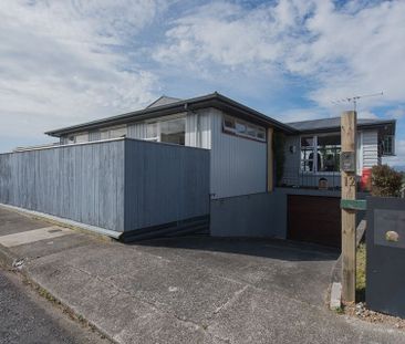 Kingston Gem: Spacious 5-Bedroom Family Home with - Photo 5