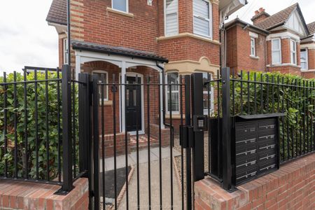 En-Suite Room 5, Malmesbury Road, Shirley, Southampton SO15 - Photo 2