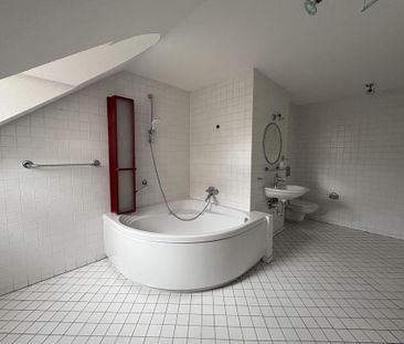 Charmante Dachgeschosswohnung mit Einbauküche in Meerane - Photo 1