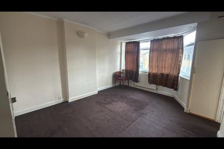 3 Bed Detached House, Roslyn Close, CR4 - Photo 3