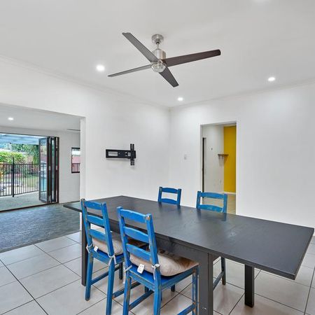 LARGE FAMILY HOME IN A GREAT LOCATION! - Photo 3