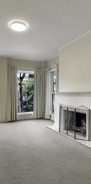LIGHT-FILLED ART DECO CHARM IN THE HEART OF SOUTH YARRA - Photo 1