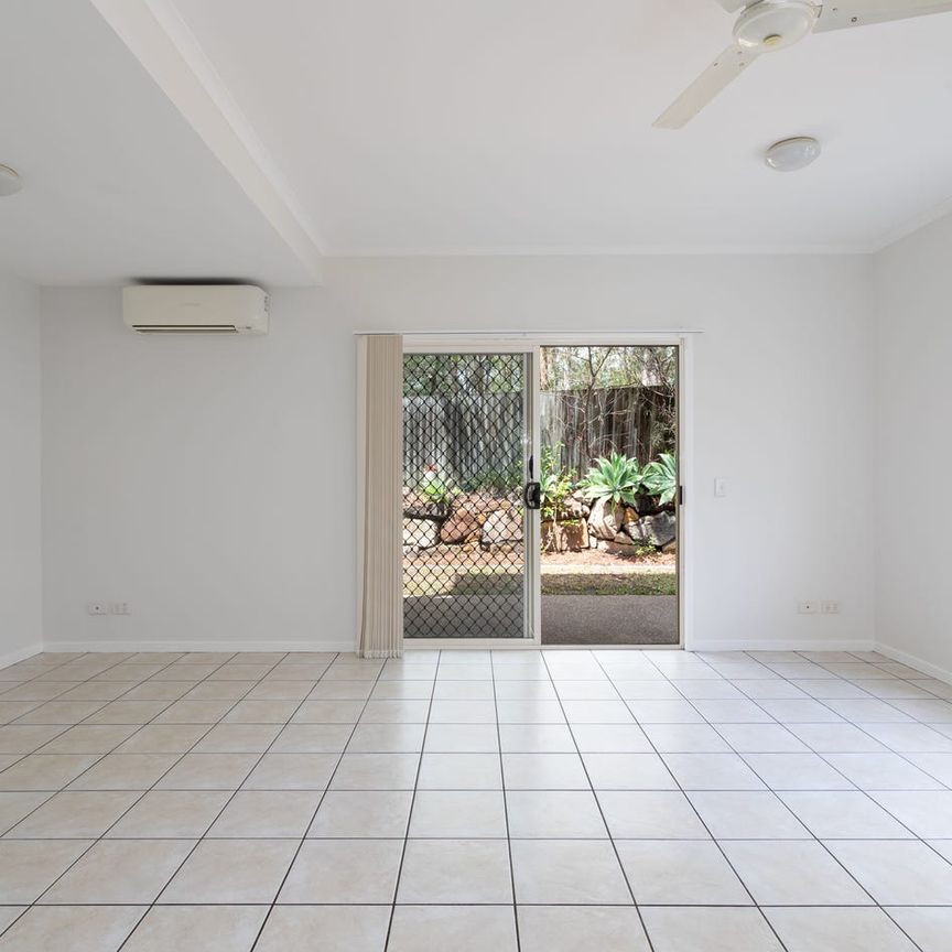 BEAUTIFUL REFRESHED TOWN-HOUSE OVERLOOKING QUIET CONSERVANCY IN MANLY CREST ESTATE - Photo 1