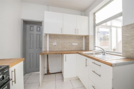 3 bed House To Let - Photo 2