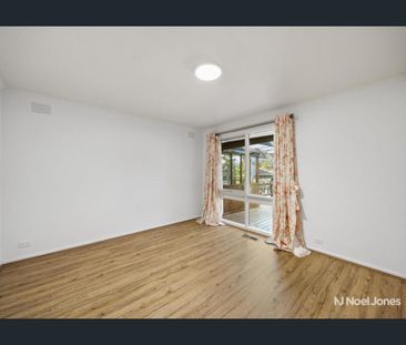 SUPERB FIVE-BEDROOM FAMILY HOME IN A PRIME SCHOOL ZONE - Photo 6