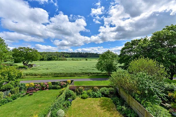 A spacious four bedroom home located in Temple, surrounded by countryside and only 1.7 miles from Marlow - Photo 1