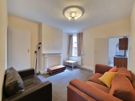 3 bedroom terraced house to rent - Photo 2