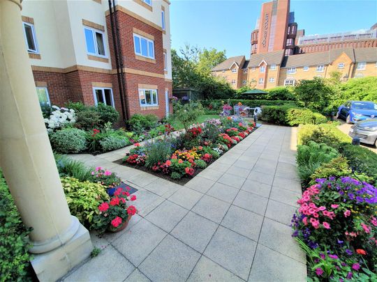 Beaufort Lodge, Woking - Photo 1