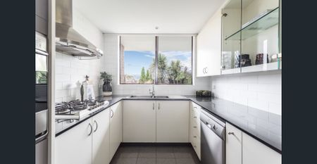 Spacious 3 bedroom Apartment - Enter Via Undercliff Street - Photo 4